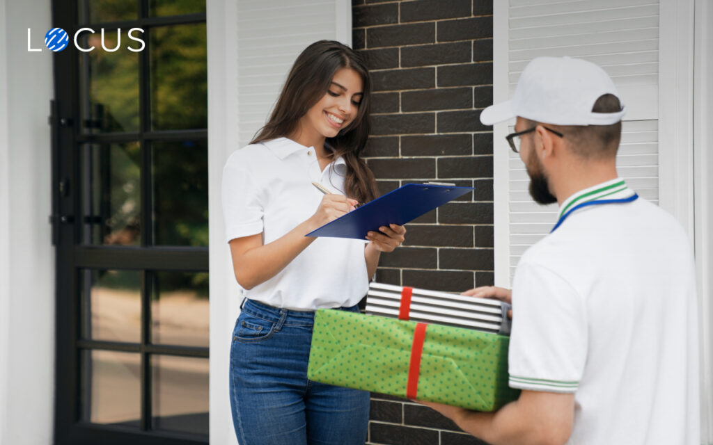 A women is happy to receive the parcel from an agent who uses last mile delivery software