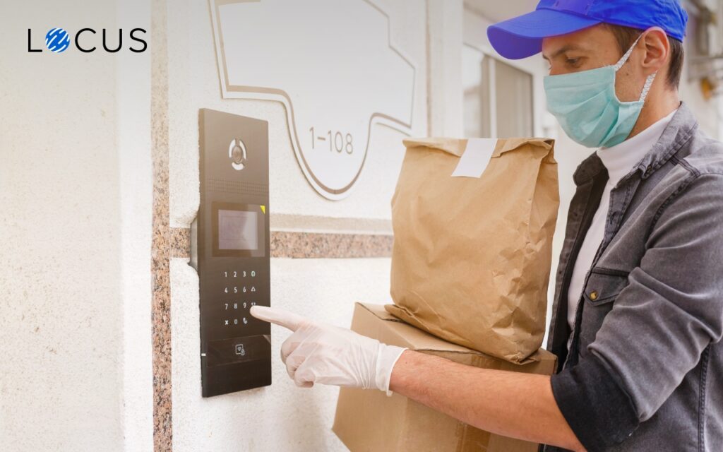 A field agent delivering the orders using delivery logistics software